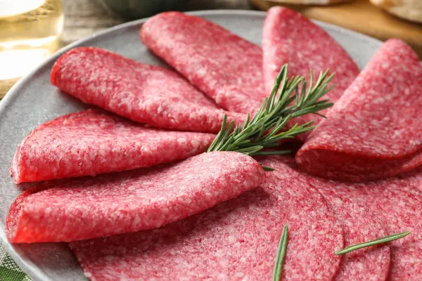 Biberiyeli lezzetli sosis dilimleri masada, yakın plan.