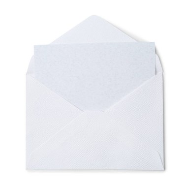 Beyaz arkaplandaki kağıt zarfın içindeki boş tebrik kartı, üst görünüm