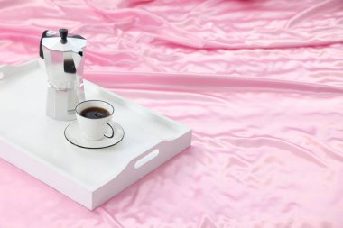 Moka tenceresi ve bir fincan kahve ipek çarşaflı, yakın plan. Metin için boşluk