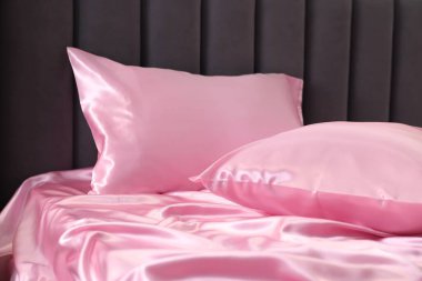 Lüks pembe ipek çarşaflar, yakın plan.