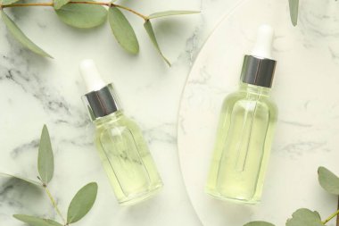 Beyaz mermer masa üzerinde gerekli yağ ve okaliptüs yaprakları, düz yatıyordu.