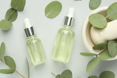 Beyaz zemin üzerinde gerekli yağ, okaliptüs yaprakları, harç ve tokmak şişeleri, düz yatıyordu.