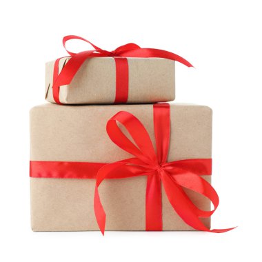 Kraft kağıdına sarılı iki hediye kutusu beyaza izole edilmiş.