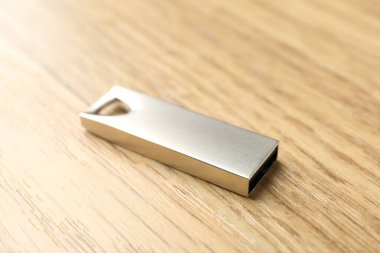 Tahta arka planda bir flaş bellek, yakın plan.