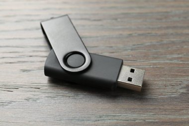 Tahta arka planda bir flaş bellek, yakın plan.