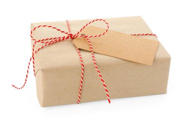 Kraft kağıdına sarılı bir hediye, yay ve kart beyaza izole edilmiş.