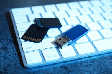 SD hafıza kartları, USB flaş bellek ve klavye koyu gri tablo, yakın plan