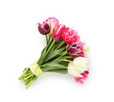 Beyaz manzaralı, güzel lalelerden oluşan bir buket.