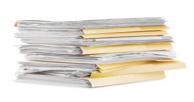 Beyaz üzerine izole edilmiş kağıtlar içeren dosya dizinleri yığını