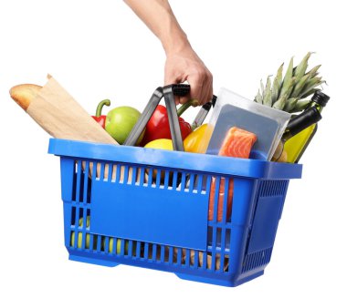 Beyaz arka planda farklı ürünleri olan alışveriş sepeti tutan adam, yakın plan.