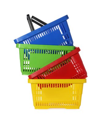 Beyaza izole edilmiş renkli alışveriş sepetleri yığını