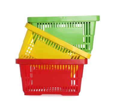 Beyaza izole edilmiş renkli alışveriş sepetleri yığını