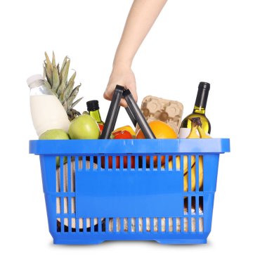 Beyaz arka planda ürünlerle dolu alışveriş sepeti olan kadın, yakın plan.