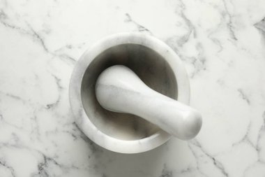 Havan topu ve tokmak beyaz mermer masa, üst görünüm