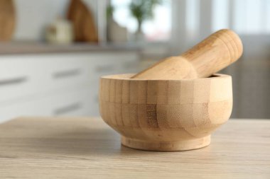 Havan topu ve tokmak mutfaktaki ahşap masa, yakın çekim