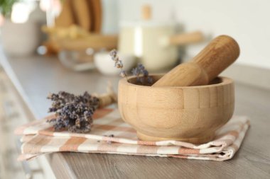 Mutfaktaki ahşap masa üzerinde lavantalı havan topu.