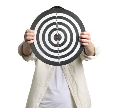 Hedef alınıyor. Beyaz arka planda dart tahtası olan adam