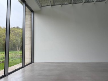Panoramik pencereli ve gri zeminli boş oda