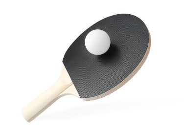 Ping pong raketi ve topu beyaza izole edilmiş.