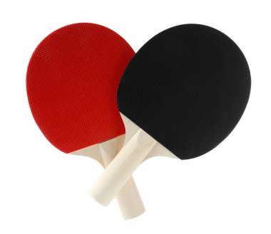 Beyaz üzerine izole edilmiş iki ping pong raketi.
