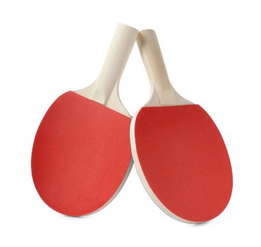Beyaz üzerine izole edilmiş iki ping pong raketi.