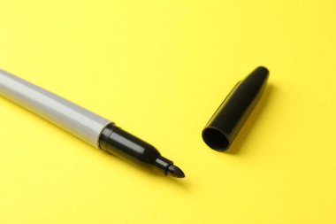 Sarı arka planda bir siyah işaret, yakın plan. Metin için boşluk