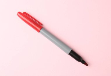 Açık pembe arka planda bir kırmızı işaret, üst manzara. Metin için boşluk