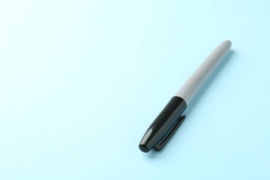 Açık mavi arka planda bir siyah işaret, yakın plan. Metin için boşluk