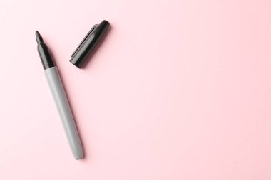 Açık pembe arka planda bir siyah işaret, üst manzara. Metin için boşluk