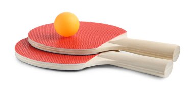 Ping pong raketleri ve topu beyaza izole edilmiş.
