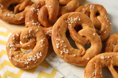 Masanın üstünde tuzlu krakerler var.