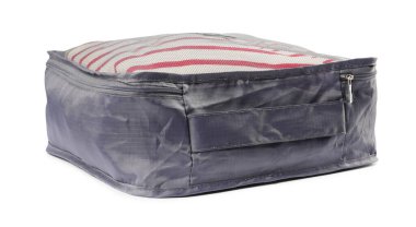 Beyaz üzerine katlanmış giysileri olan paketleme küpü