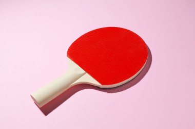 Pembe arka planda bir ping pong raketi