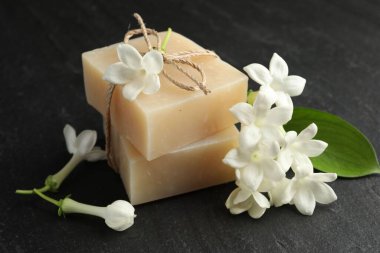 Siyah masada sabun ve yasemin çiçekleri, yakın plan.