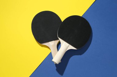 Renkli arka planda pinpon raketleri, üst görünüm