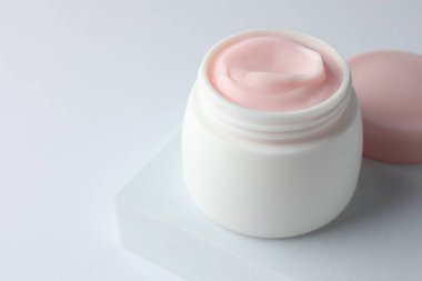 Beyaz arka planda bir kavanoz nemlendirici vücut kremi, yakın plan. Metin için boşluk