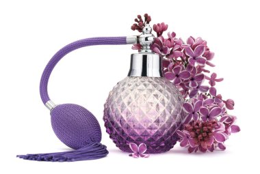 Bir şişe lüks parfüm ve beyaza ayrılmış leylak çiçekleri.