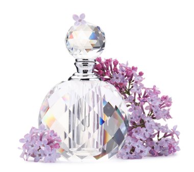 Parfüm ve güzel leylak çiçekleri beyaza izole edilmiş.