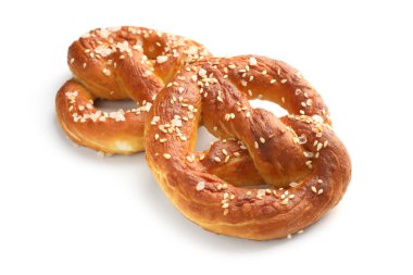 Lezzetli tuzlu krakerler beyaz üzerine izole edilmiş.