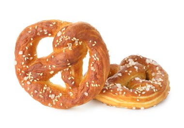 Lezzetli tuzlu krakerler beyaz üzerine izole edilmiş.