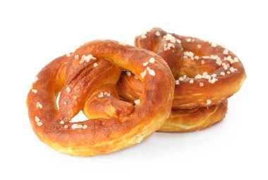 Lezzetli tuzlu krakerler beyaz üzerine izole edilmiş.