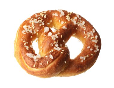 Lezzetli kraker, beyaz üzerine tuz dökülmüş.