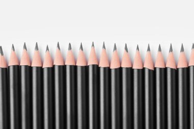 Keskin grafit kalemler beyaz, üst görünümde izole