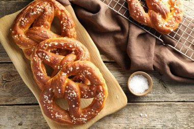 Tahta masada tuzlu krakerler, düz yatış.