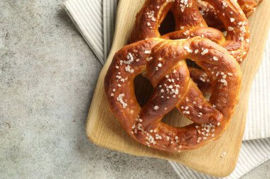 Gri masadaki tuzlu krakerler, üst manzara. Metin için boşluk