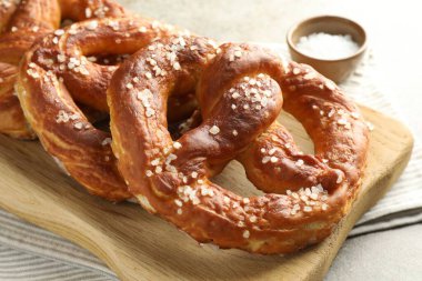 Gri masadaki tuzlu krakerler, yakın plan.