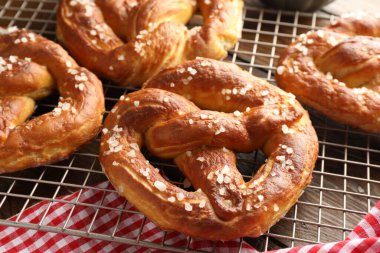 Sofrada tuzlu krakerler, yakın plan.