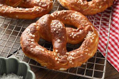 Ahşap masada tuzlu krakerler, yakın plan.