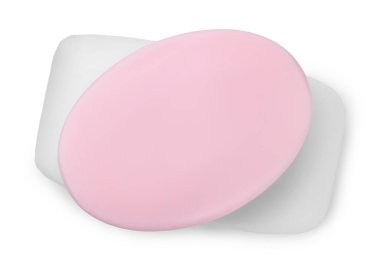 Beyaza izole edilmiş iki sabun çubuğu, üst manzara. Kişisel temizlik.