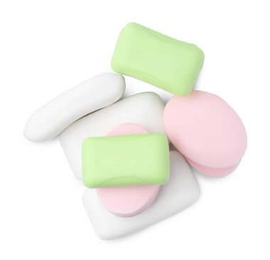 Birçok sabun kalıbı beyaza izole edilmiş, üst manzara. Kişisel temizlik.